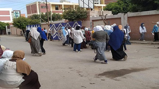 توافد أولياء الأمور مع أبنائهم على لجان الثانوية العامة بدار السلام