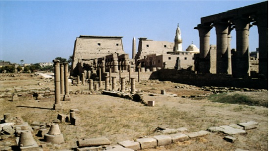 الكنائس و الأديرة القبطية فى المعابد المصرية القديمة
