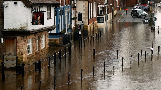 بريطانيا.. تحذيرات من فيضانات شديدة وإخلاء للمنازل
